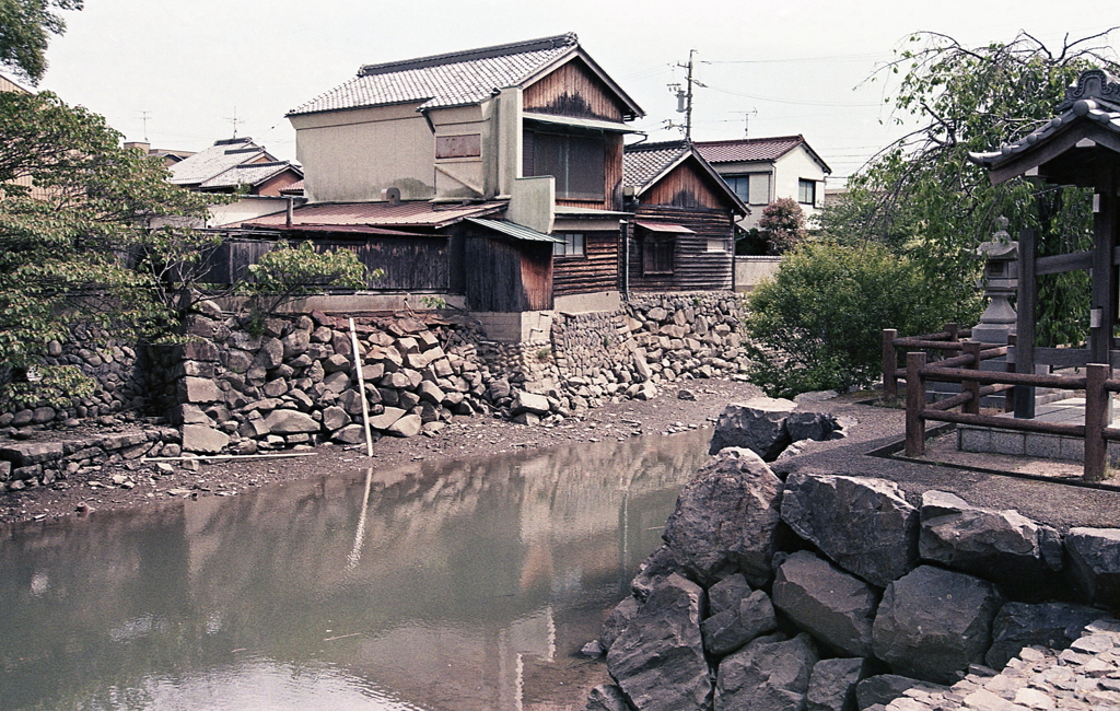 入り江の石垣と蔵建物