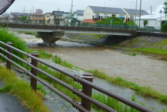 増水する内津川