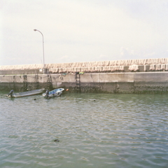 突堤に漁網の風景