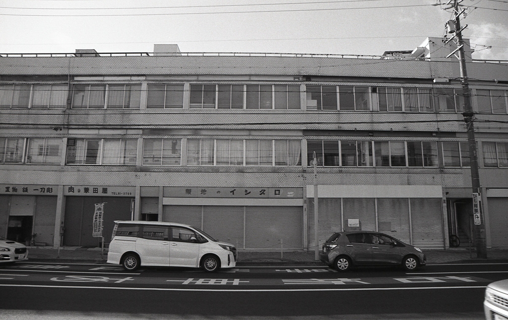 シャッター街と車