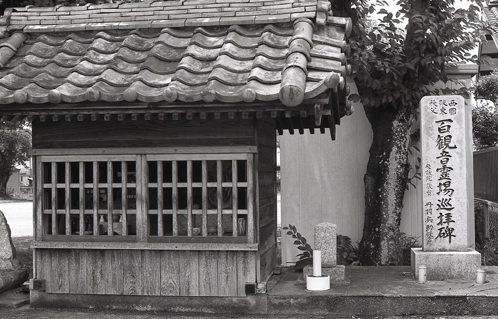 小さな祠脇には…