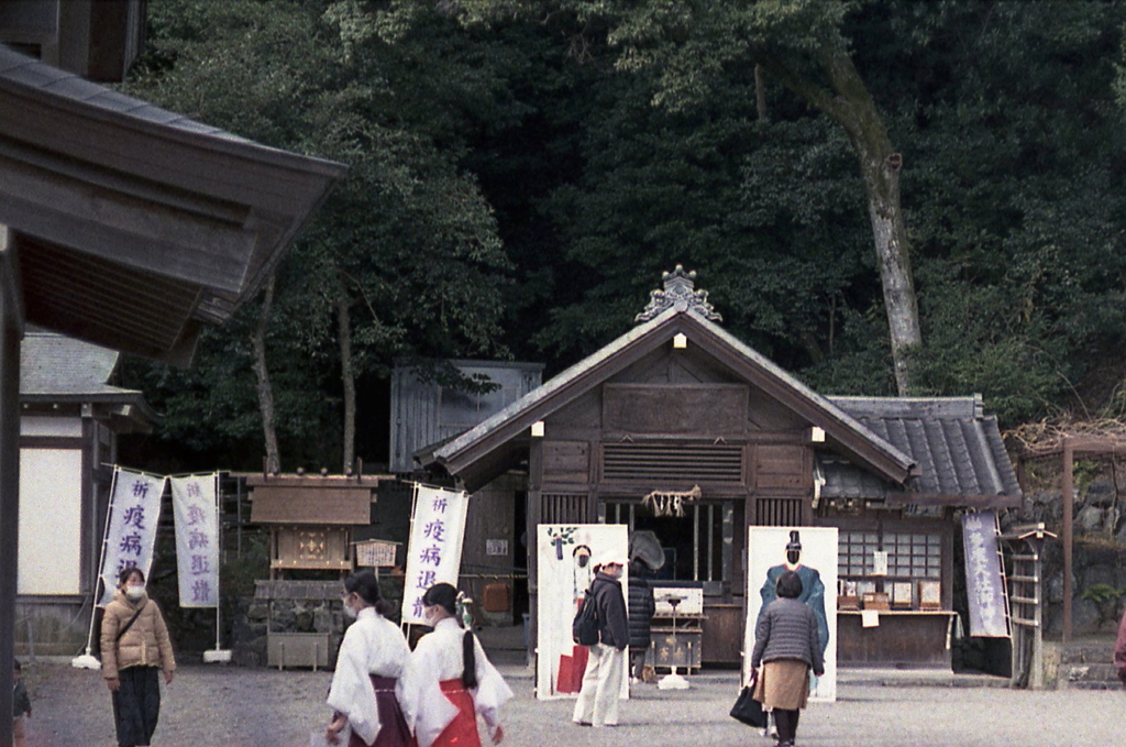 境内の馬舎と巫女