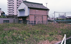草地に残った土蔵が一つ