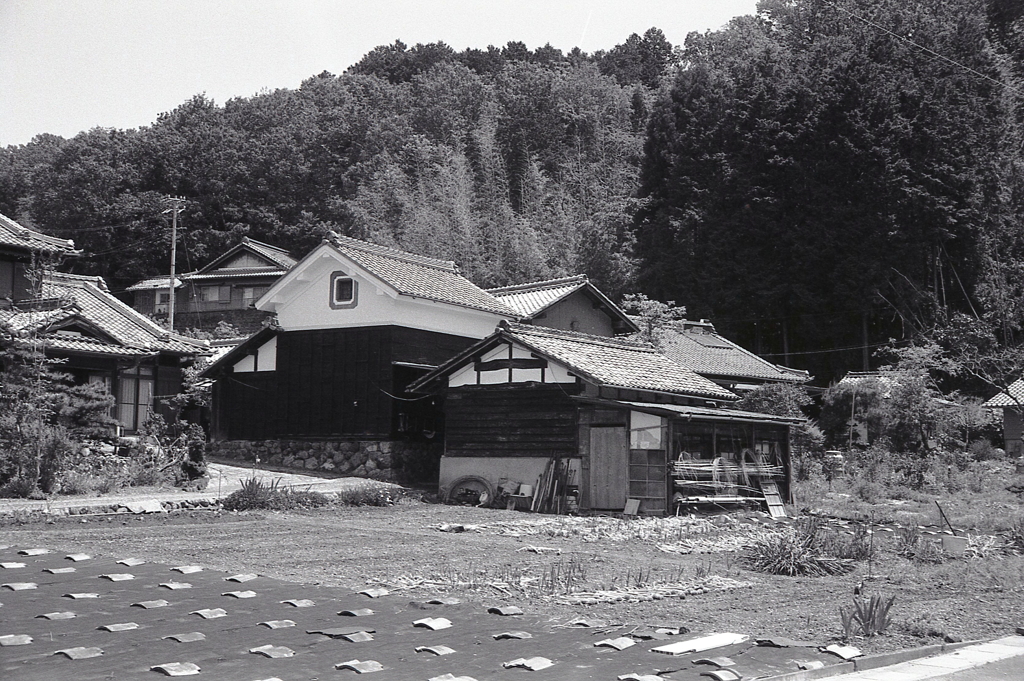 里山の蔵のある民家