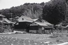 里山の蔵のある民家