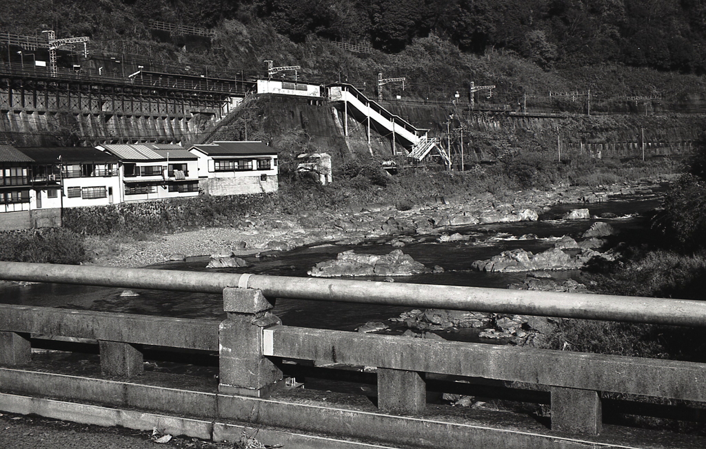 土岐川と定光寺駅のモノクローム