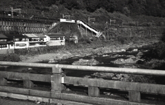 土岐川と定光寺駅のモノクローム