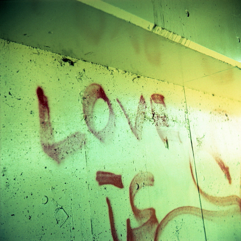 高架下の「LOVE is …」　～クレイジーな１２ショット！
