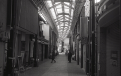 長女と家内と…瀬戸・銀座通り商店街