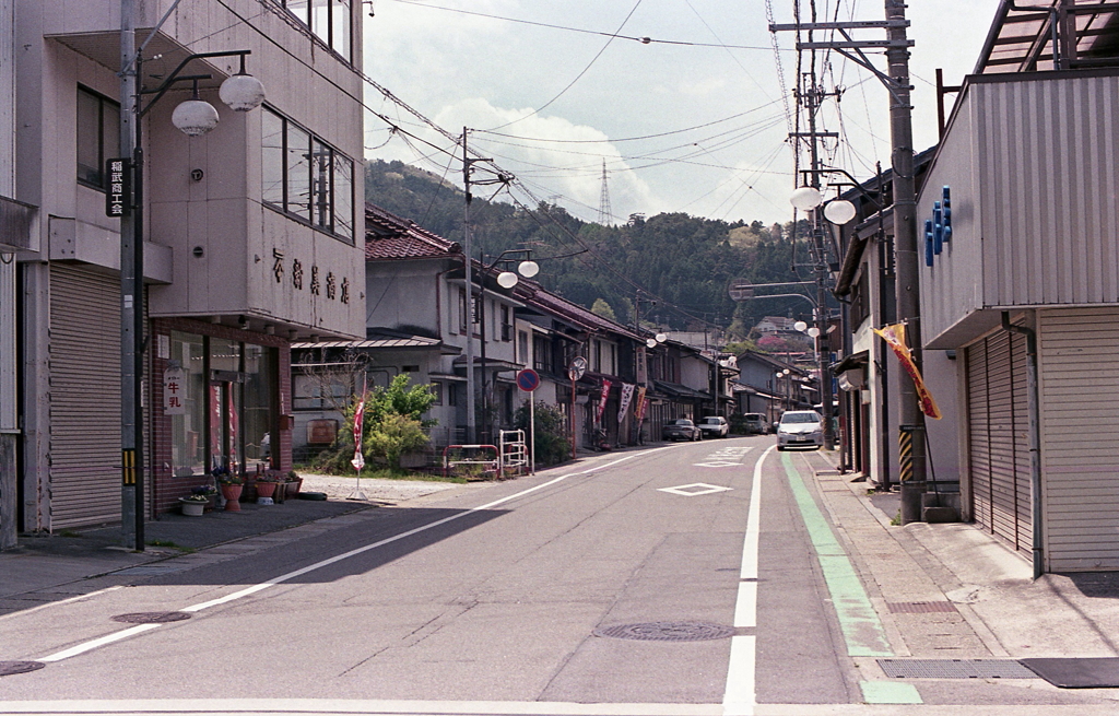 旧街道は少し寂しかった。