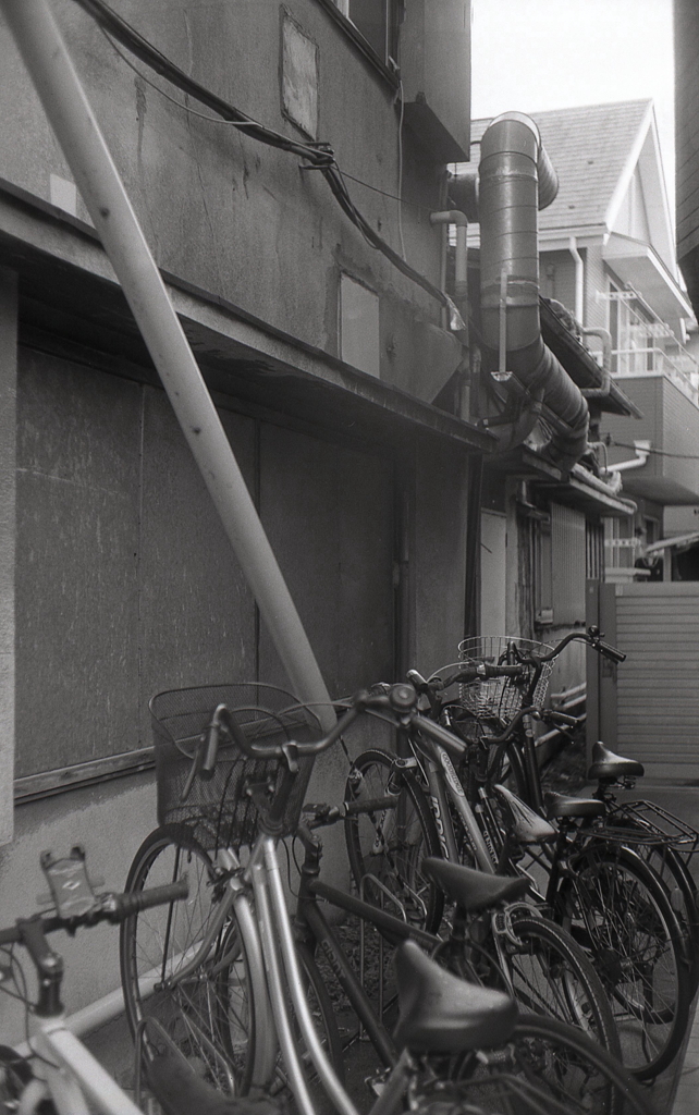 路地裏自転車　～東京モノクロ