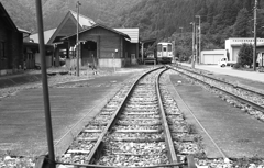 駅舎と電車と線路の風景Ⅱ