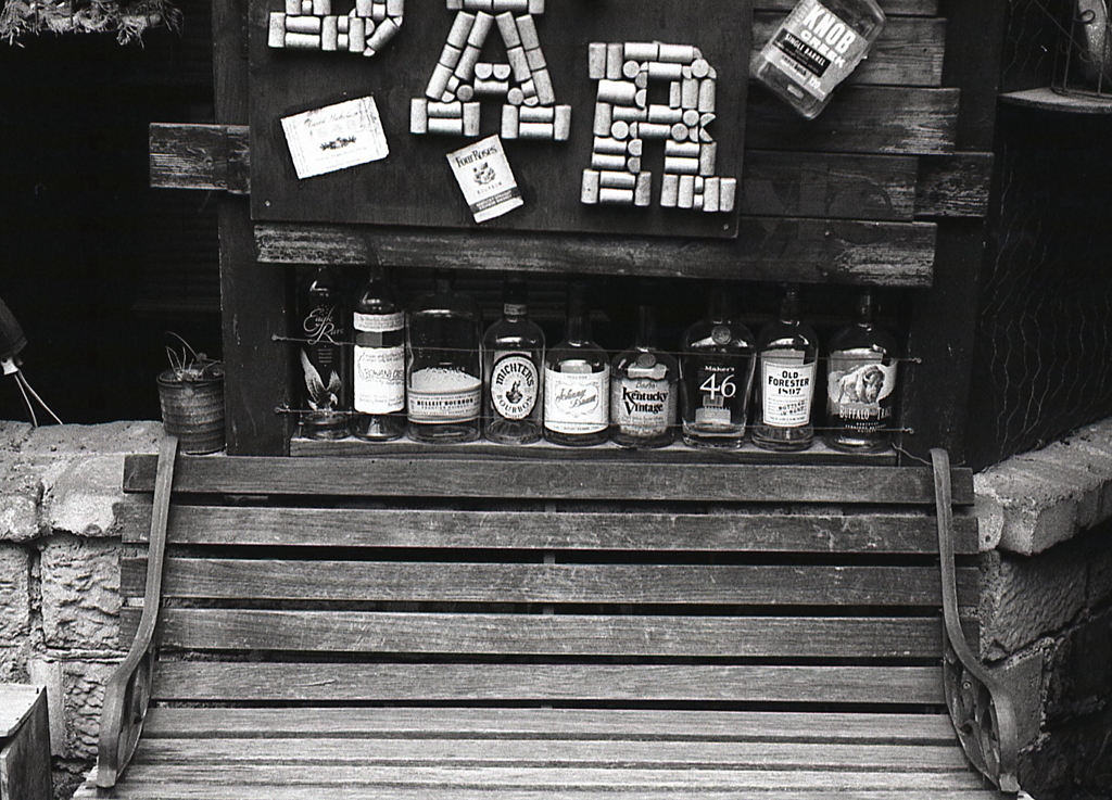 ボトルの並ぶベンチ