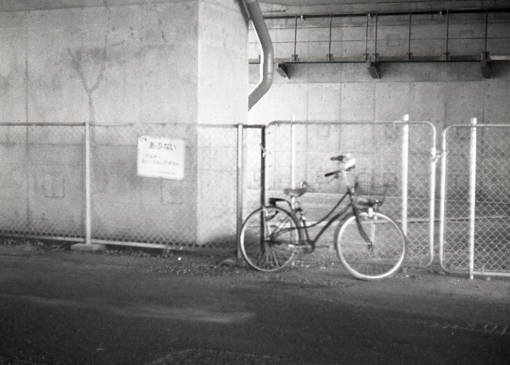 高架下の自転車
