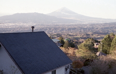 遠きに霞む富士の山