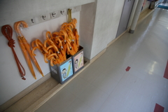 廊下の黄色い傘 廊下の黄色い傘