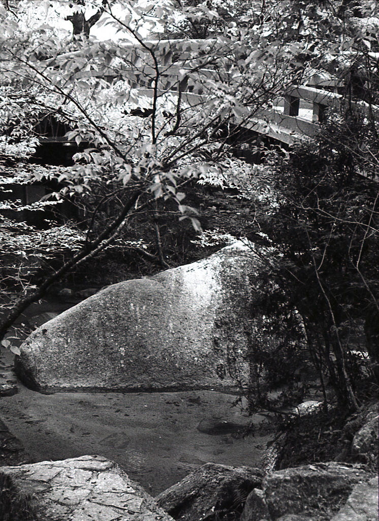 くれない橋下の巨岩　～瀬戸・岩屋堂