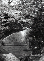 くれない橋下の巨岩　～瀬戸・岩屋堂