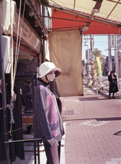 まだまだ若いのにちょっと地味な服装ですねぇ。（笑