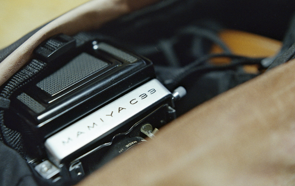 テーブル下の鞄にＣ３３