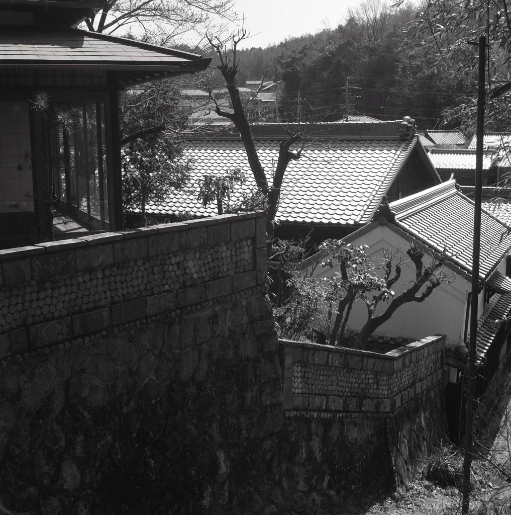 小径から瓦の並ぶ街風景