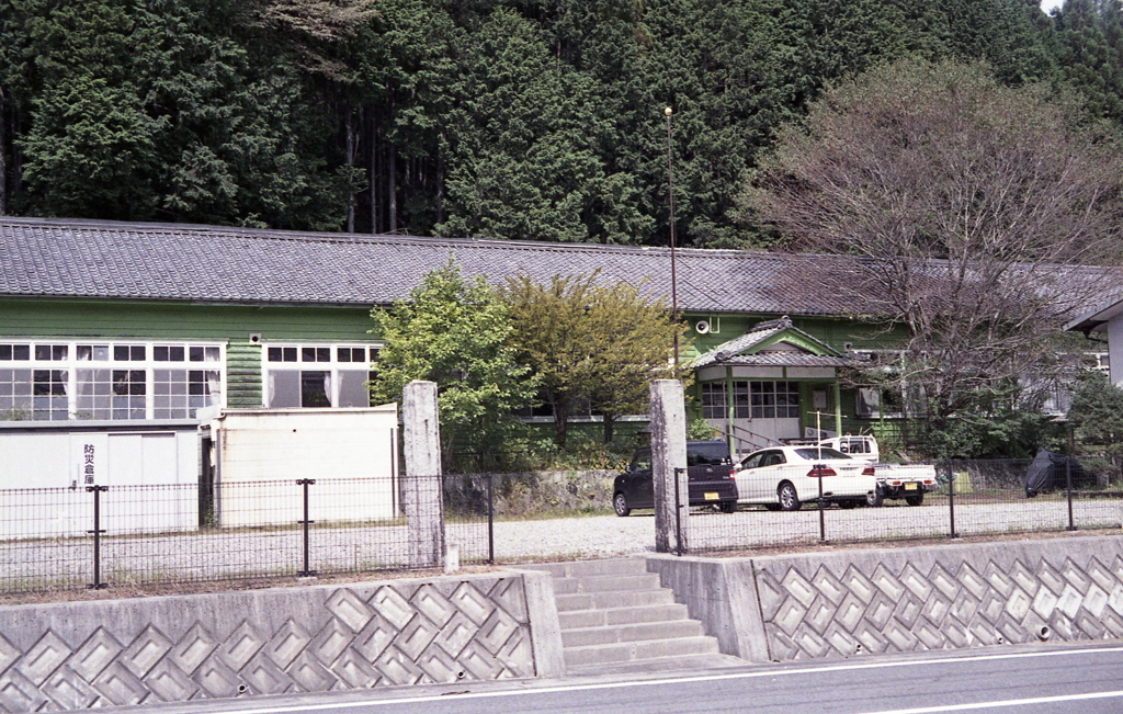 平屋木造瓦葺の校舎後