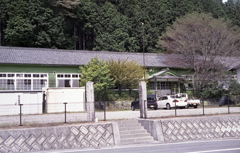 平屋木造瓦葺の校舎後