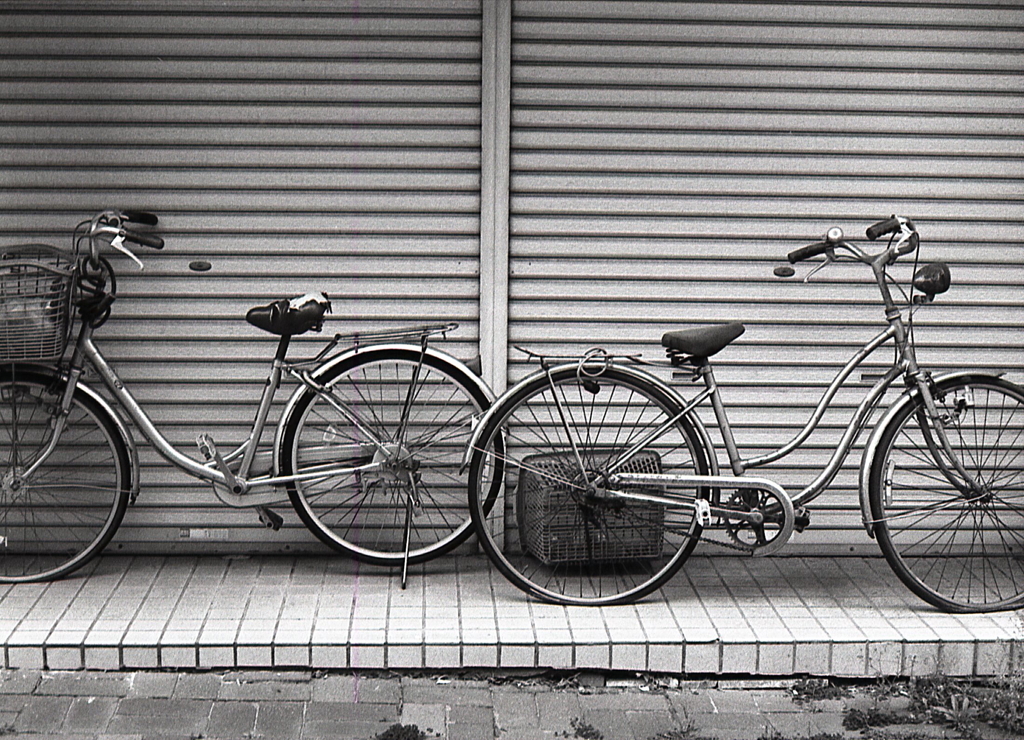 閉じられた店先の自転車