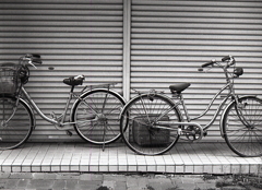 閉じられた店先の自転車