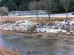 のこり雪の小里川