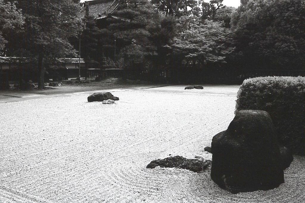 鐘楼にかけて枯山水庭園
