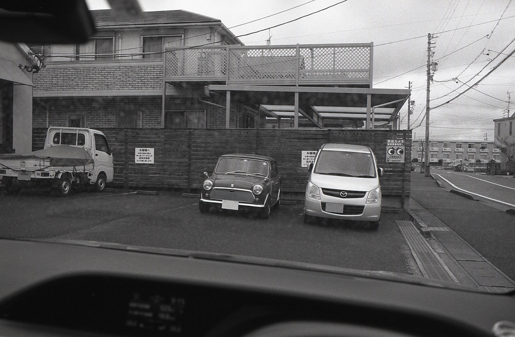 小雨の中にミニクーパ