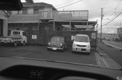 小雨の中にミニクーパ