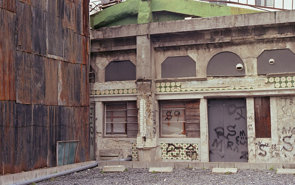 空き地の向こう出てきた建物　