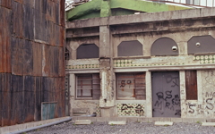 空き地の向こう出てきた建物　