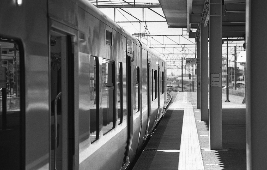 ホームで待機する電車