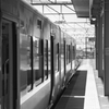 ホームで待機する電車