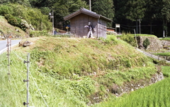 小屋に潜む者とは…