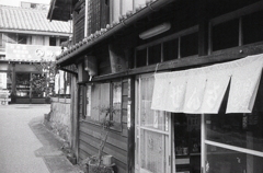 ぜんざいの暖簾の駄菓子屋さん