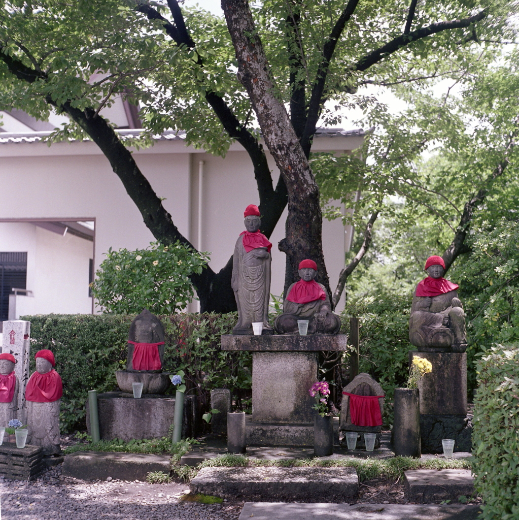 赤い前掛けの石地蔵