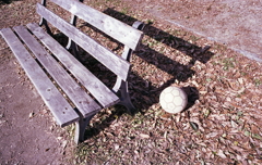 ベンチとサッカーボール