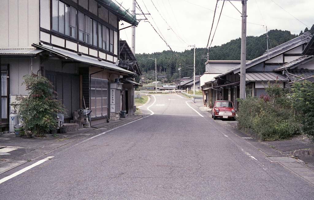 田舎道の赤いミニⅡ　～コダックレチネッテ編
