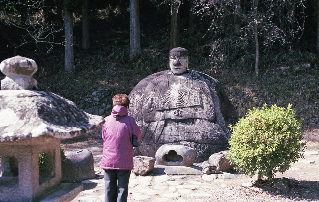 石仏に合掌