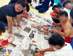 道場で新聞紙でかぶりつき！（笑