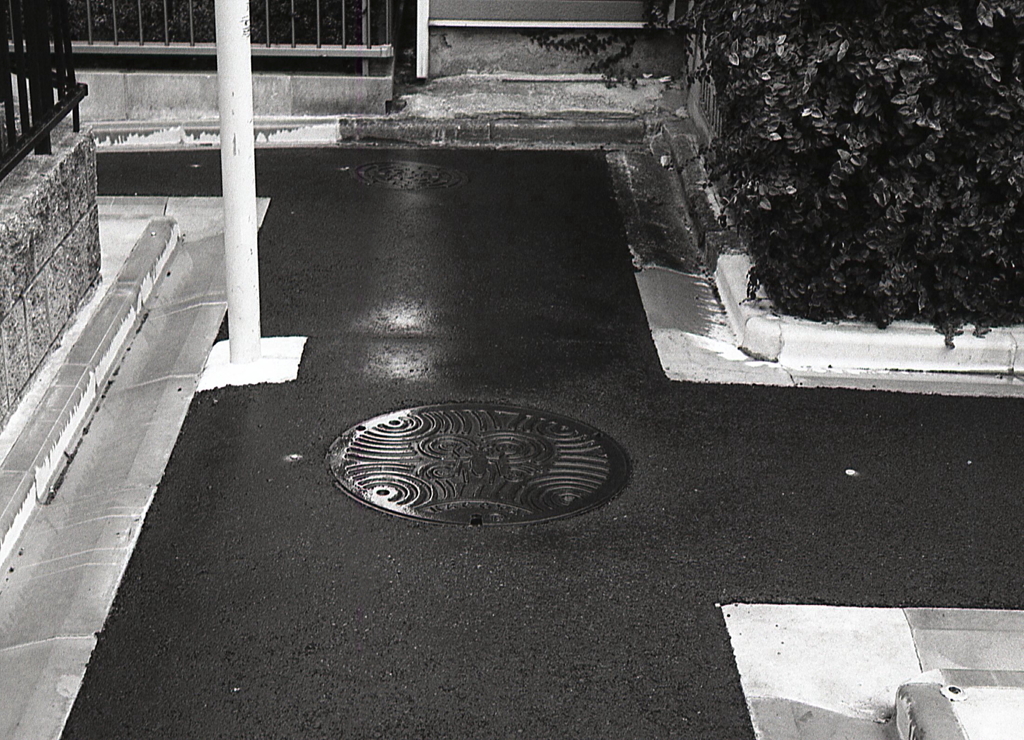 狭い路地曲がり角