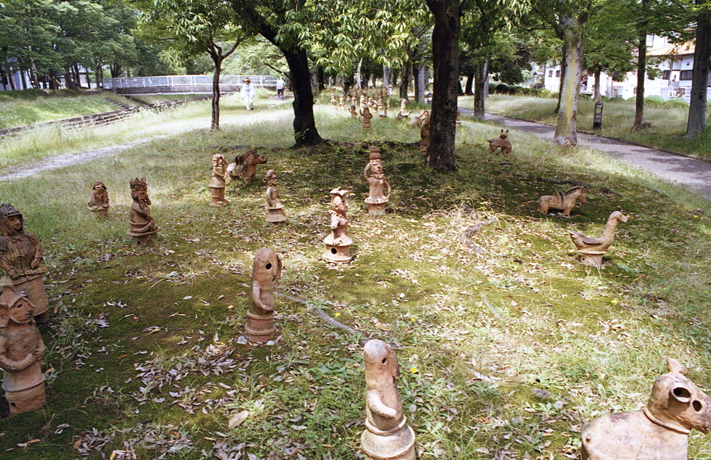 右手で敬礼する埴輪