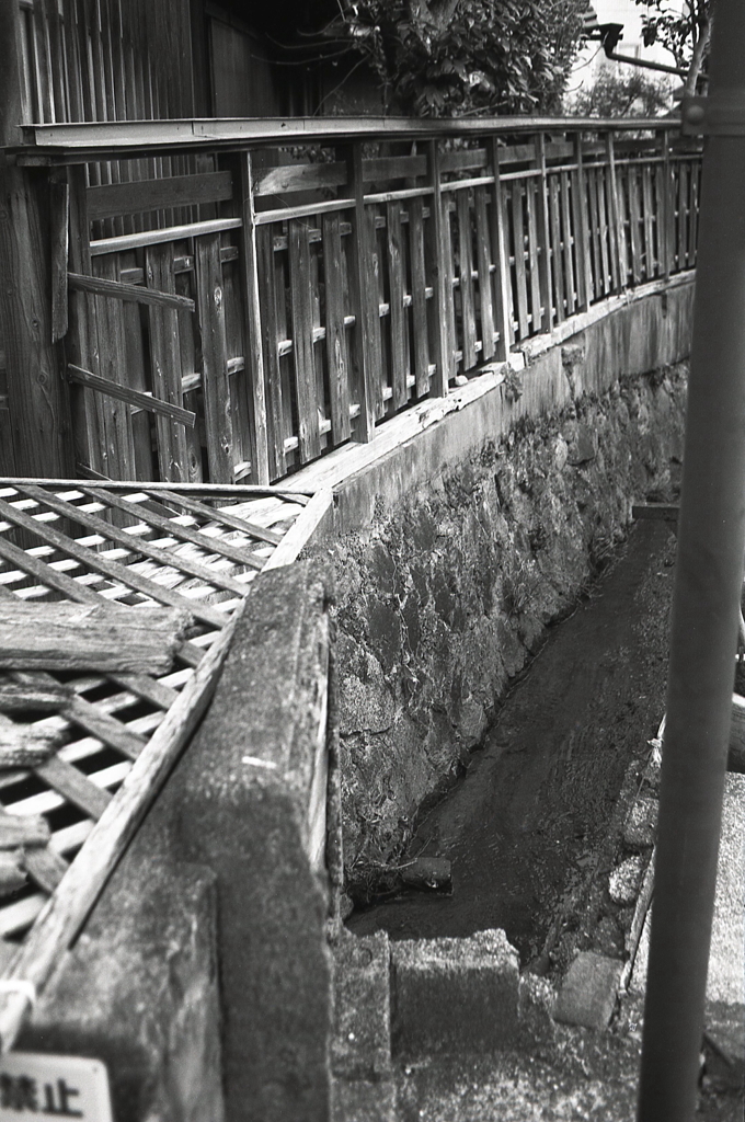 石垣と板塀の脇道