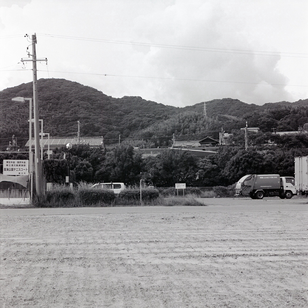 駄作だが名鉄の赤い電車が走っていく。（苦笑