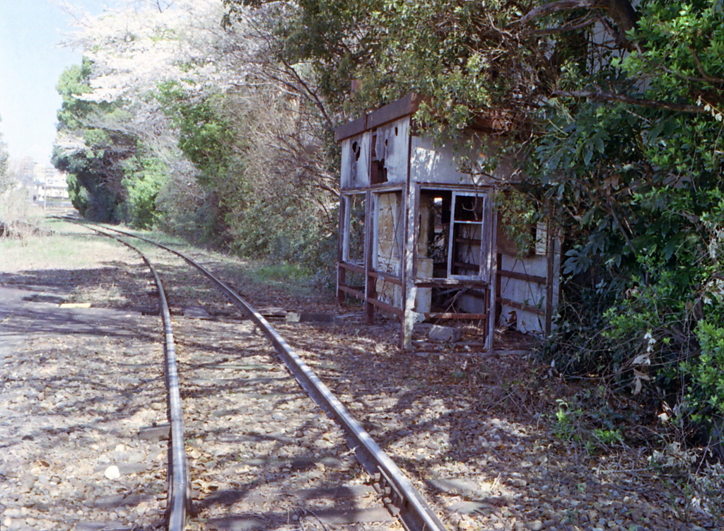 朽ち果てた線路小屋
