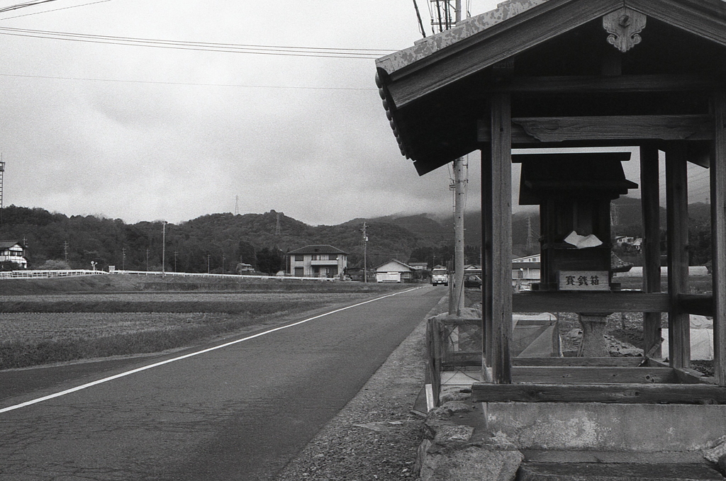 祠の横で…また雨降ってきた。